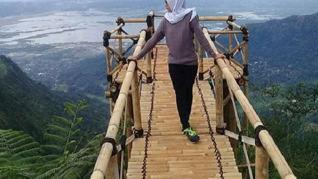 Pagi Menakjubkan Di Puncak Gunung Kelir Semarang Regional