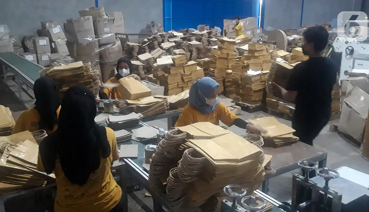 Karyawan menyelesaikan pekerjaan pengolahan kertas daur ulang PT Alkindo di Padalarang Jawa Barat (9/6/2022). Pembungkus ramah lingkungan Hexa Wrap dapat digunakan mengemas barang untuk pengiriman, terutama untuk pasar e-commerce yang terbuat dari kertas coklat (recycled paper). (Liputan6.com/HO/Aldo)