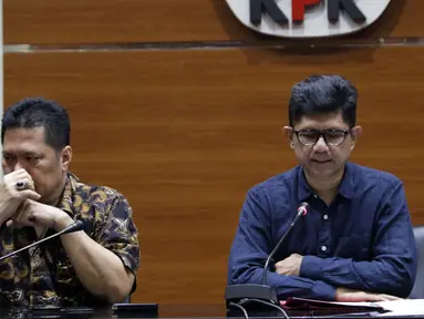 Wakil Ketua KPK, La Ode Muhammad Syarif (kanan) bersama Jamintel, Jan S Maringka memberi keterangan terkait OTT dua orang jaksa di Gedung KPK, Jakarta, Sabtu (26/6/2019). Dalam OTT tersebut, KPK menahan dua jaksa, dua pengacara dan satu orang dari swasta. (Liputan6.com/Helmi Fithriansyah)
