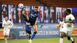 Gelandang Inter Milan, Matias Vecino, mengontrol bola saat melawan Sassuolo pada laga Liga Italia di Stadion Giuseppe Meazza, Rabu (7/4/2021). Inter Milan menang dengan skor 2-1. (AP/Antonio Calanni)