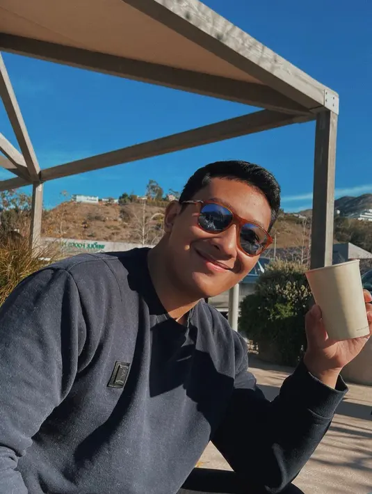 Penampilannya begitu memesona dengan outfit sederhana namun berkelas. (Foto: Instagram/ @darmamh)