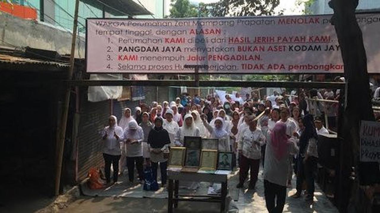 Ibu-ibu berbaju putih blokir jalan tolak pengosongan kompleks zeni