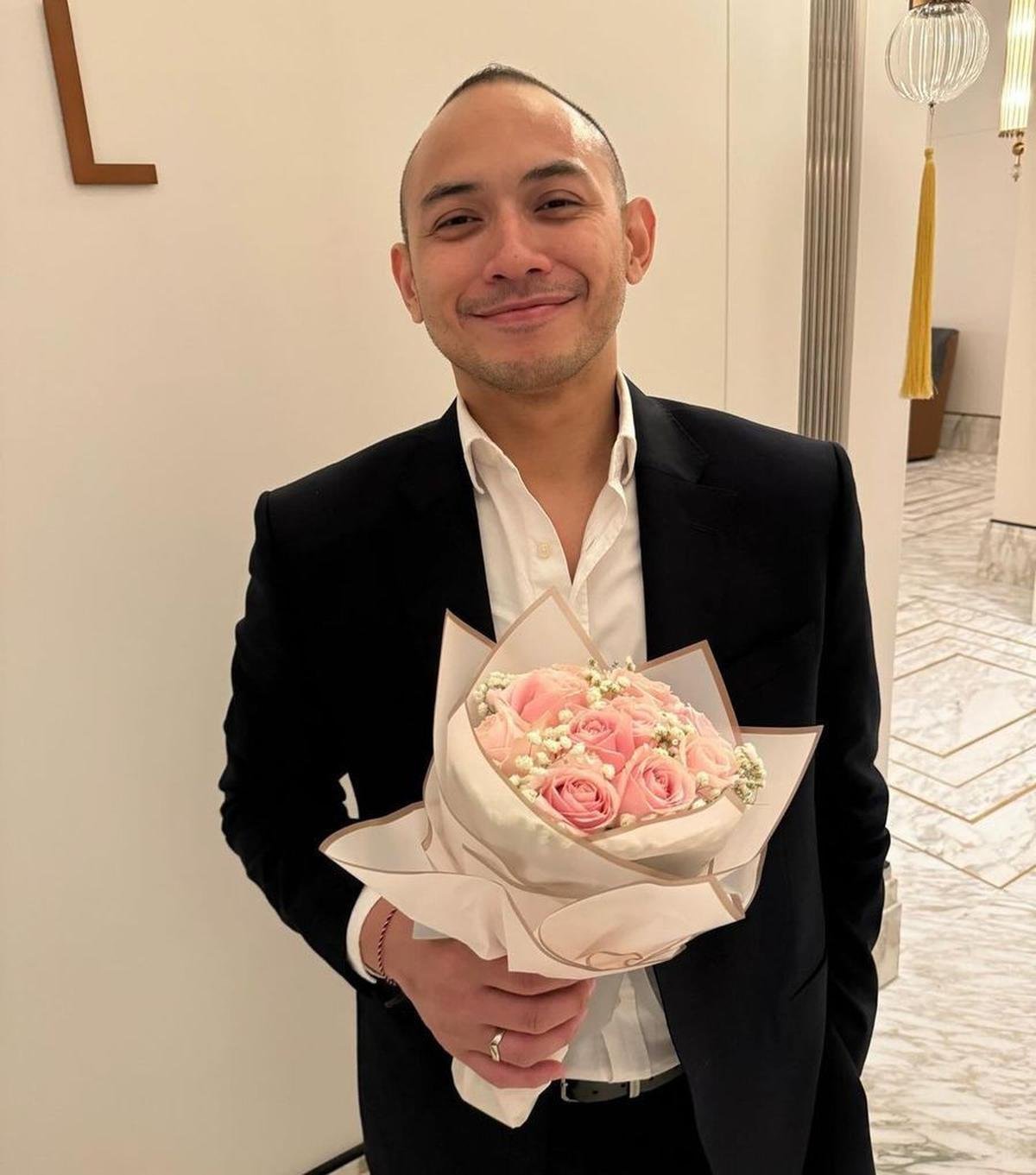 7 Potret Bunga Citra Lestari dan Tiko Aryawardhana Makan Malam Mewah Bersama, Romantis Dapat Seikat Bunga Pink - Gaunnya Jadi Sorotan