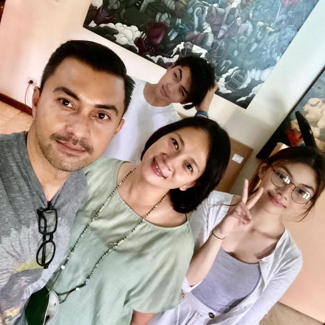 6 Potret Hangat Anjasmara dan Dian Nitami Bersama Dua Anaknya, Harmonis Banget