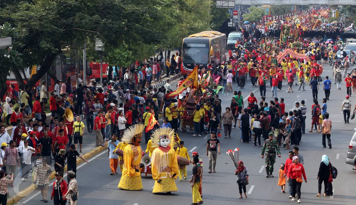 Kesenian tradisional Betawi Ondel - ondel juga memeriahkan pawai di Jalan Hayam Wuruk, Jakarta, Minggu (18/10/2015).  Kegiatan juga diisi atraksi seni reog ponorogo, ondel-ondel, liong, dan barongsai. (Liputan6.com/Immanuel Antonius)