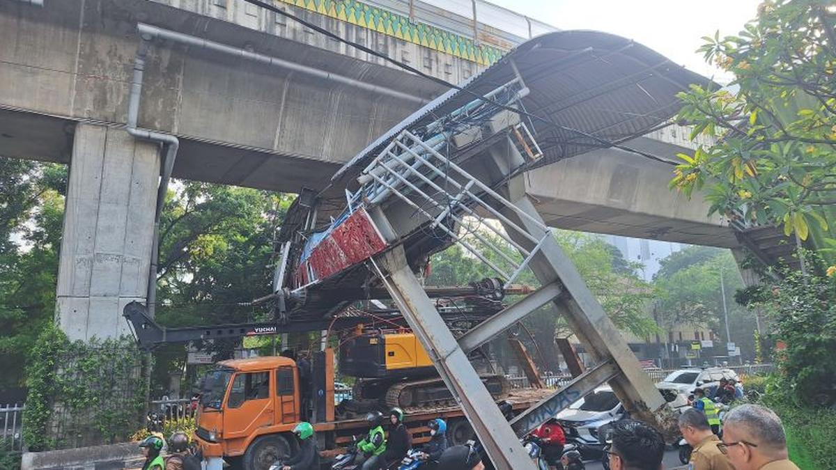 Titik Kemacetan Imbas Truk Angkut Alat Berat Tabrak JPO Tendean