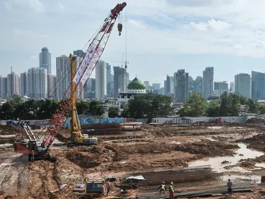 Pekerja menyelesaikan pembangunan rumah susun di Pasar Rumput, Jakarta, Rabu(8/3). Pembangunan pasar terintegrasi rumah susun tersebut ditargetkan rampung dalam jangka waktu satu tahun ini. (Liputan6.com/Yoppy Renato)