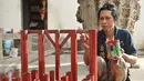 Petugas mengecat tempat lilin yang akan digunakan warga sembahyang di Vihara Dharma Bhakti Petak Sembilab, Jakarta, Senin (23/1). Jelang Imlek, Vihara Dharma Bhakti dipersiapkan dan dibersihkan untuk kenyamanan bersembahyang. (Liputan6.com/Yoppy Renato)
