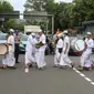 Murid sekolah memainkan rebana keliling saat pawai mengelilingi Kawasan Pejambon dan Gambir di Jakarta, Sabtu (8/10/2022). Pawai tersebut diikuti ratusan peserta dari Madrasah Ibtidaiyah (MI), Madrasah Tsanawiyah Negeri (MTsN), Madrasah Aliyah dan perwakilan Majelis Taklim Istiqlal dalam rangka memperingati Maulid Nabi Muhammad SAW. (Liputan6.com/Herman Zakharia)