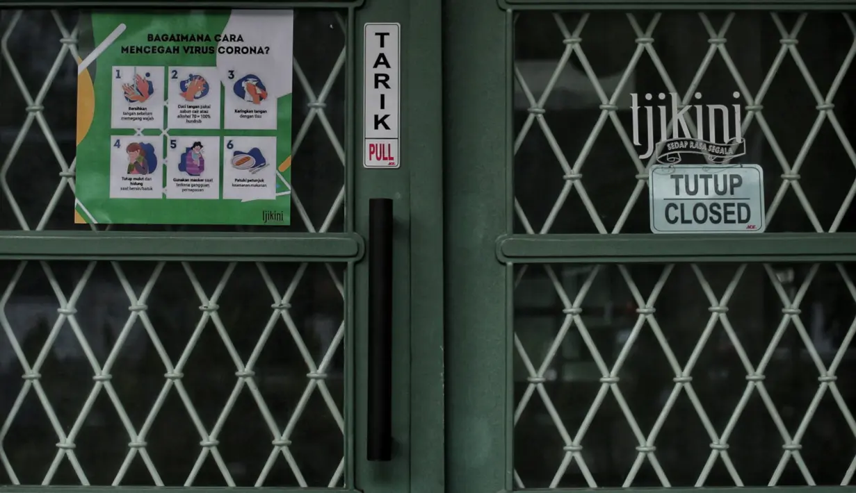 Restoran yang tutup di kawasan M Bloc, Jakarta, Rabu (10/6/2020). Tempat yang  hits bagi anak muda ini terlihat masih belum Kembali Normal di PSBB Masa Transisi ini. (Liputan6.com/Johan Tallo)
