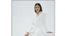 Mikha Tambayong dalam busana all white. Blazer putih polos dipadu dengan innerwear, celana panjang, dan juga sepatu berwarna putih polos. Foto: Instagram.