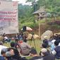 Aktivis senior Hariman Siregar turun gunung berkumpul dengan puluhan Simpul Aktivis Angkatan (Siaga) 98 dan aktivis lintas generasi, dalam kemah aktivis lintas generasi di Garut, Jawa Barat. (Liputan6.com/Jayadi Supriadin)