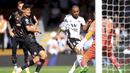 Gol tercepat. Bobby Decordova-Reid, gelandang serang Fulham berusia 29 tahun asal Jamaika ini menjadi pencetak gol tercepat di pekan ke-3 Liga Inggris musim 2022/2023 saat Fulham mengalahkan tamunya Brentford 3-2 (20/8/2022). Ia melakukannya pada detik ke-44 saat terjadi kemelut di depan gawang Brentford dengan menyambar bola rebound hasil tendangan Jay Stansfield yang sempat membentur mistar gawang. (PA via AP/Bradley Collyer)