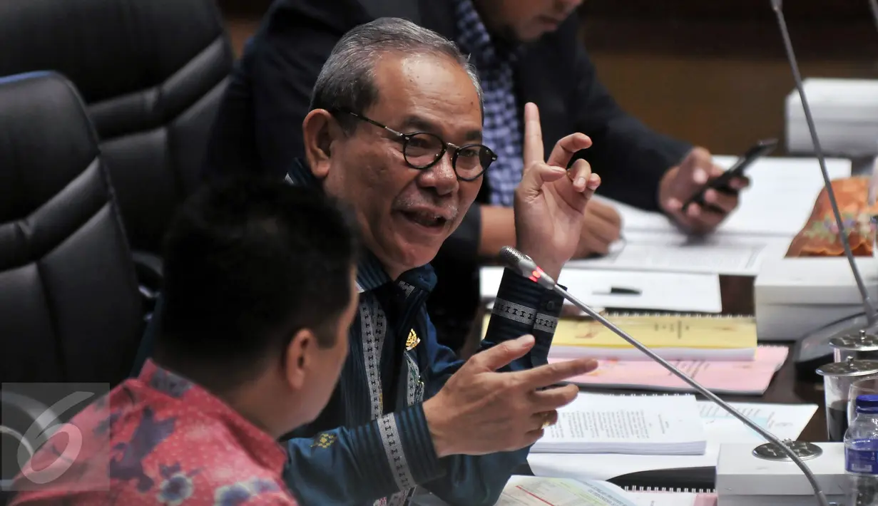 Ketua Komisi II Rambe Kamarul saat mengikuti Rapat Dengar Pendapat (RDP) dengan Dirjen Otda Kemendagri, dan Komite I DPD RI di Kompleks Parlemen, Senayan, Jakarta, Jumat (26/2). (Liputan6.com/JohanTallo)
