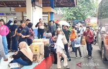 Terminal Kampung Rambutan Dipadati Penumpang Arus Balik Idul Adha, Puncak Diprediksi Hingga Senin