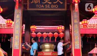 Beberapa warga menyalakan hio di Vihara Dharma Jaya atau Klenteng Toasebio di Jalan Kemenangan III, Kawasan Petak Sembilan, Jakarta, Senin (20/1/2025). (Magang/Liputan6.com/Muhammad Rizal)