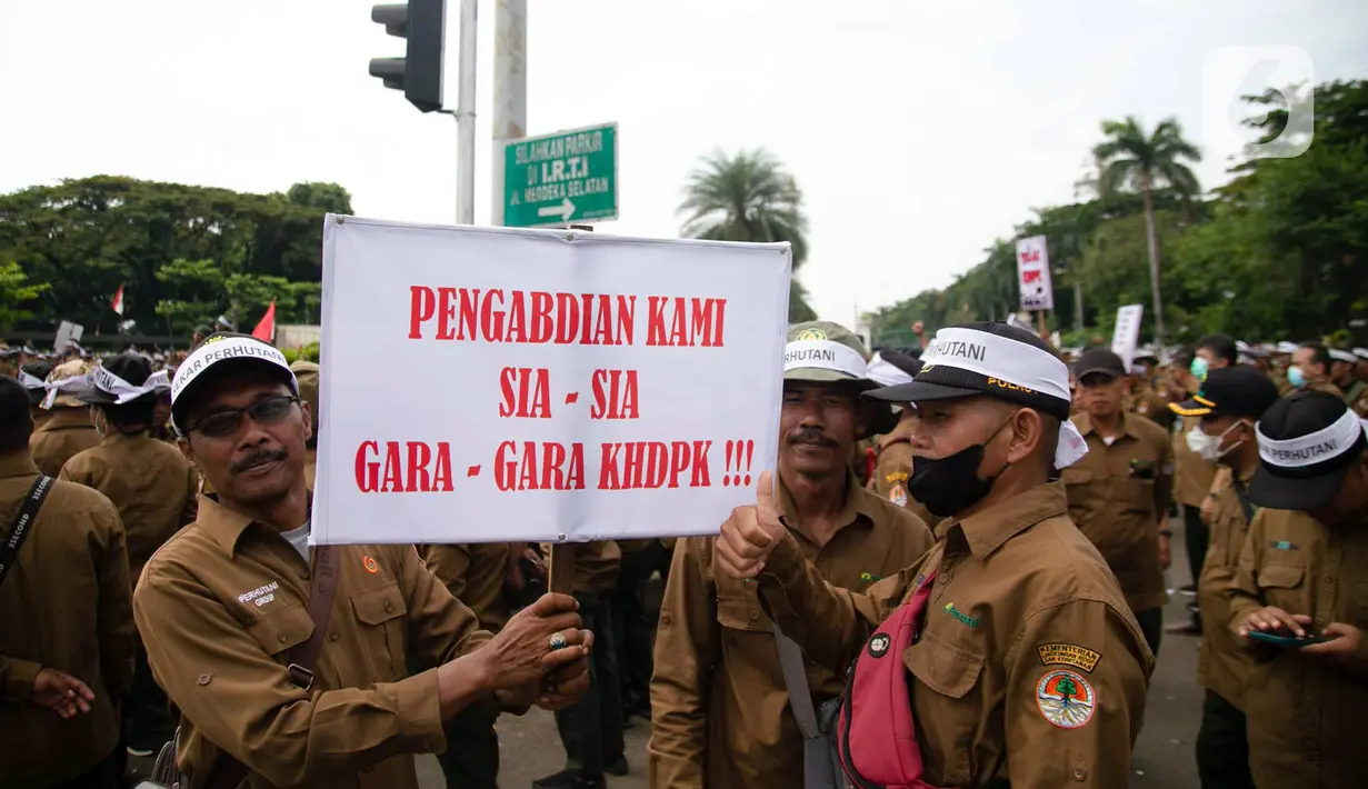 Pegawai Perhutani berunjuk rasa di kawasan Patung Kuda, Jakarta, Rabu (18/5/2022). Pegawai Perhutani khawatir bakal terjadi pengurangan karyawan secara besar-besaran setelah terbitnya SK 287 LHK Tahun 2022. (Liputan6.com/Faizal Fanani)