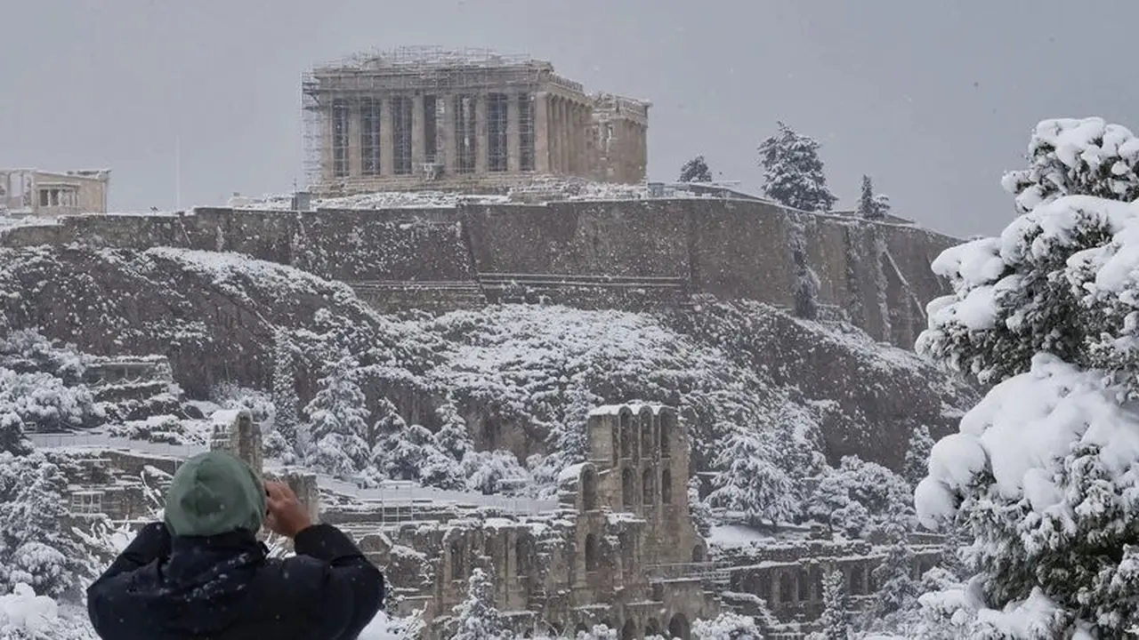 Kuil Parthenon di situs arkeologi bukit Acropolis saat hujan salju lebat di Athena.