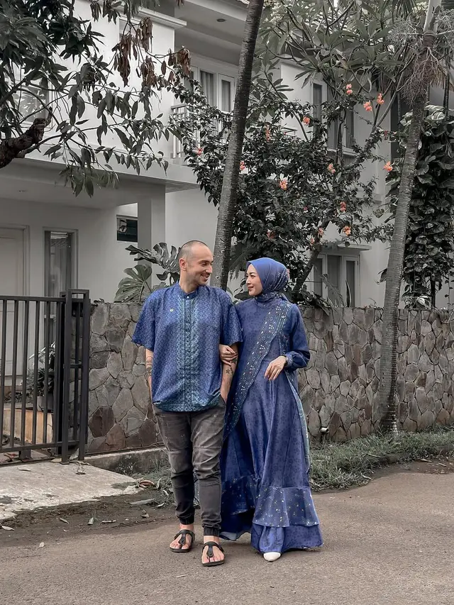 Potret Richa Iskak Kenakan Baju Couple dengan Suami (instagram/richaiskak/chanteofficial.id)