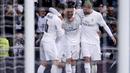 Cristiano Ronaldo (2kanan) merayakan gol bersama rekanya pada Laga La Liga Spanyol di Stadion Santiago Bernabeu, Madrid, Rabu (30/12/2015). Madrid menang 3-1. (REUTERS/Juan Medina)