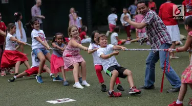 Sejumlah siswa TK dan Sekolah Dasar Jakarta Intercultural School (JIS) mengikuti lomba tarik tambang di Kampus JIS Pattimura, Jakarta, Rabu (16/8). JIS menggelar lomba permainan tradisional khas perayaan 17 Agustus. (Liputan6.com/Faizal Fanani)