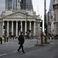 Seorang pria menyeberang jalan pada pagi pertama penerapan lockdown nasional ketiga di Kota London, Inggris, 5 Januari 2021. Inggris memasuki lockdown nasional ketiga sejak pandemi virus corona COVID-19 dimulai. (AP Photo/Matt Dunham)