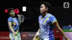 Pebulu tangkis ganda putri Indonesia, Apriyani Rahayu/Siti Fadia Silva Ramadhanti saat bertanding melawan Chen Qing Chen/Jia Yi Fan (China) pada Final Indonesia Masters 2022 di Istora Senayan, Jakarta, Minggu (12/6/2022). Apriyani/Siti Fadia kalah dan harus puas di posisi runner up Ganda Putri Indonesia Masters 2022. (Liputan6.com/Helmi Fithriansyah)