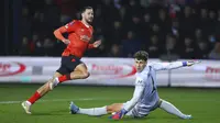 Pemain Luton Town Harry Cornick (kiri) mencetak gol ke gawang Chelsea pada pertandingan sepak bola putaran kelima Piala FA di Kenilworth Road, Luton, Inggris, 2 Maret 2022. Chelsea menang 3-2. (AP Photo/Ian Walton)