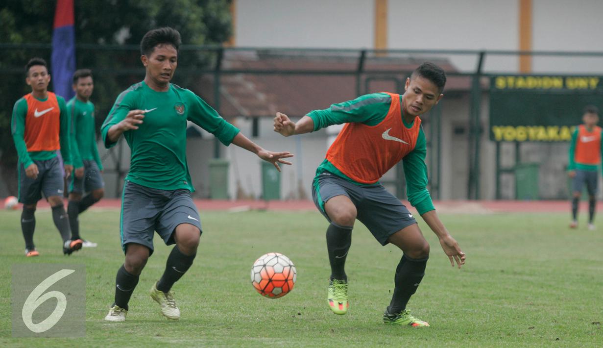 Dua pemain timnas -U 19 berebut bola di Stadion UNY, Yogya, Rabu (31/8). Tiga raihan positif saat uji coba dengan hasil tak terkalahkan menjadi modal untuk berlaga di AFF yang akan berlangsung di Vietnam. (Liputan6.com/Boy Harjanto)