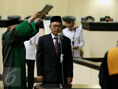 Mohammad Saleh mengucap sumpah jabatan saat pelantikan dirinya sebagai Ketua DPD RI di Gedung Nusantara V Kompleks Parlemen, Jakarta, Rabu (12/10). Sidang Paripurna Luar Biasa DPD kemarin memilih Saleh sebagai Ketua DPD baru. (Liputan6.com/Johan Tallo)