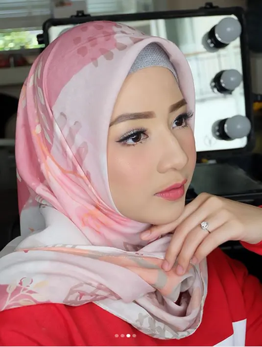 Penyakit yang dialami itu membuat pemeran sinetron Kupinang Kau dengan Bismillah itu memantabkan untuk menutup aurat sebagai di wajibkan bagi umat muslimah. (Instagram/natasharizkynew)