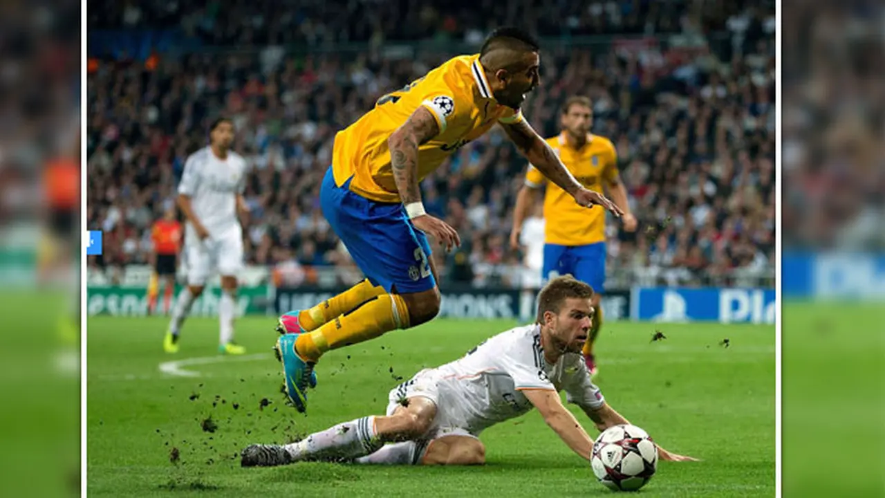 arturo-vidal-diving-131025b.jpg