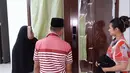 Tidak hanya mewah,tapi rumah baru pasangan ini juga dilengkapi dengan teknologi modern untuk membuka pintu. Orang yang datang bisa terlihat dari  layar kecil. Sebelum muka terdaftar, orang tidak bisa masuk. Bapak Arie kagum dan menyebutnya elit. [Youtube/Indah Permatasari]