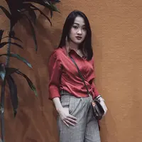 Kalau Felly eks Cherrybelle, resolusi di tahun 2018 nanti adalah ingin menjadi orang yang lebih baik lagi dan bermanfaat bagi orang banyak. Selain itu, ia berharap apapun yang dilakukannya selalu diberkati dan diberikan kelancaran.(Instagram/fellyyoung21)