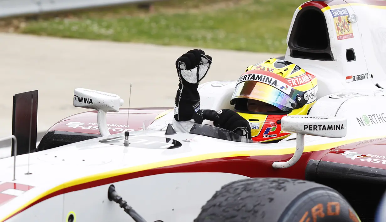 Ekspresi Rio Haryanto setelah meraih juara di Sprint Race GP2 Seri Inggris yang berlangsung di Sirkuit Silverstone, Inggris. Minggu (5/7/2015). (GP2 Media Service)