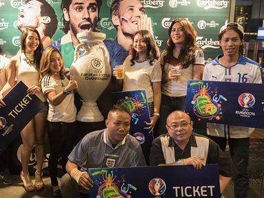 Para pemenang nonton langsung Euro 2016 bersama Carlsberg foto bersama usai pengumuman di Hard Rock Cafe, Jakarta, Rabu (27/4/2016). (Bola.com/Vitalis Yogi Trisna)