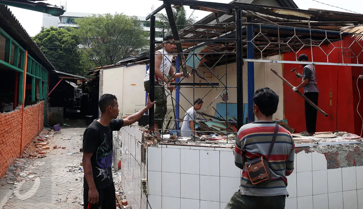 Karyawan Lapo Senayan mulai membongkar kios di sentra kuliner tradisional Jalan Lapangan Tembak, Senayan, Jakarta Pusat, Selasa (28/2). Menurut penjual di tempat tersebut, tempat kuliner itu sudah berdiri hampir 25 tahun. (Liputan6.com/Yoppy Renato)