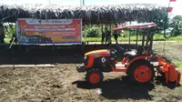 PT Pupuk Kalimantan Timur (PKT) salurkan satu unit traktor bagi kelompok tani Desa Nengke, Distrik Pantai Timur Bagian Barat, Kabupaten Sarmi Papua. (dok: PKT)