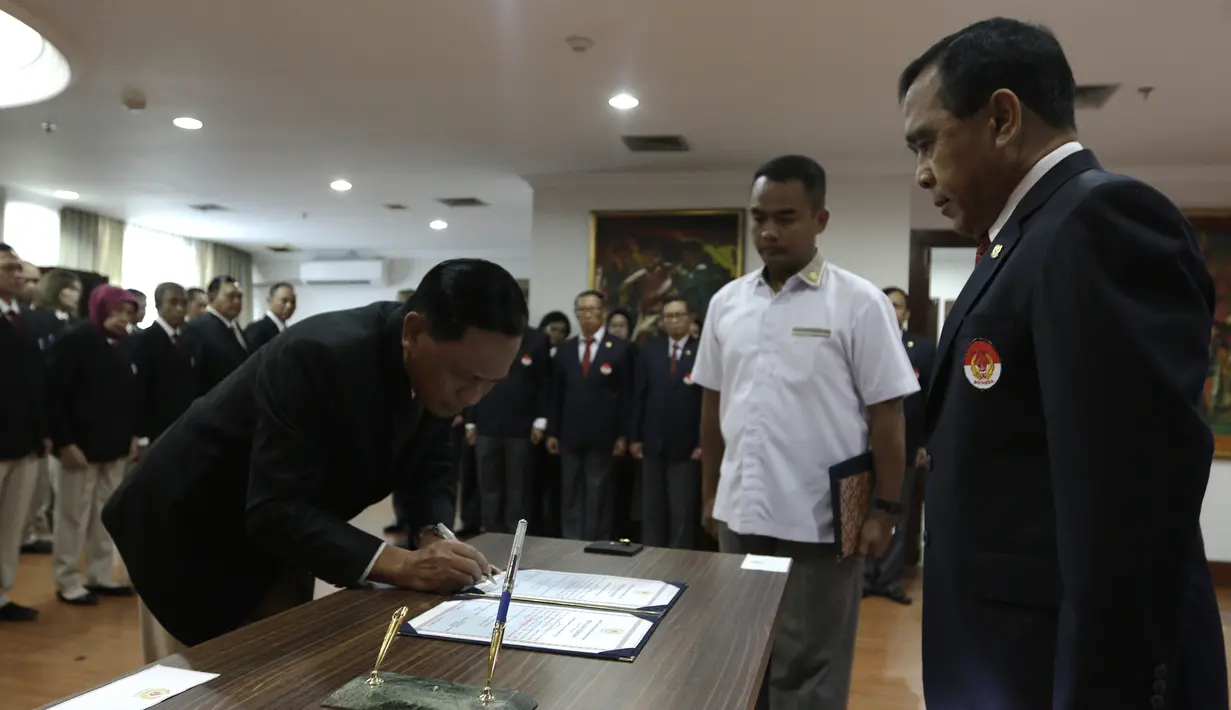 Ketua Umum Pengurus Pusat PBVSI, Imam Sudjarwo, saat pengukuhan dan pelantikan di Gedung KONI, Jakarta, Kamis (28/2). Imam Sudjarwo terpilih kembali sebagai ketua untuk periode 2018-2022. (Bola.com/Yoppy Renato)