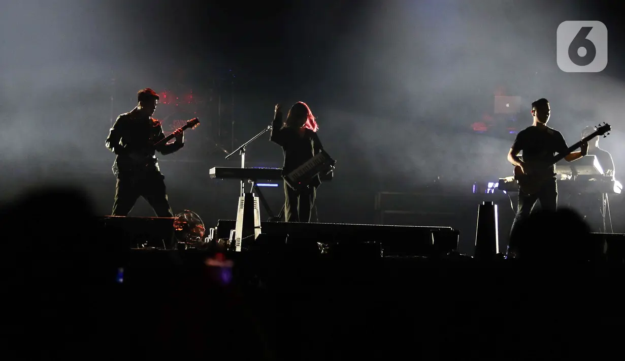 Penyanyi Isyana Sarasvati tampil memeriahkan Festival Musik Soundrenaline di Allianz Ecopark, Ancol, Jakarta Utara, Minggu (27/11/2022). Isyana Sarasvati tampil memeriahkan Soundrenaline 2022 dengan lagu Il Sogno, Untuk Hati Yang Terluka, Lexicon, dan Sikap Duniawi. (Liputan6.com/Herman Zakharia)