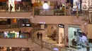 Pengunjung melintas di dalam Lippo Mall Kemang, Jakarta, Jumat (2/7/2021). Penutupan operasional gedung pusat perbelanjaan sebagai langkah pembatasan kegiatan masyarakat dalam upaya Pemerintah menekan angka penyebaran Covid-19. (Liputan6.com/Angga Yuniar)