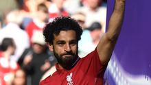 Penyerang Liverpool, Mohamed Salah, menyapa fans usai menerima trofi Sepatu Emas Premier League di Stadion Anfield, Minggu (13/5/2018). Salah menjadi top scorer Premier League musim ini dengan raihan 32 gol. (AFP/Paul Ellis)