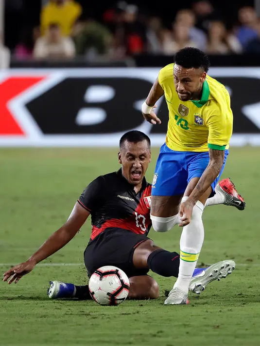 Penyerang Brasil Neymar Jr (kanan) menggiring bola melewati pemain Peru Renato Tapia dalam laga persahabatan di Los Angeles Memorial Coliseum, California, Amerika Serikat, Selasa (10/9/2019). Peru menang 1-0 atas Brasil. (AP Photo/Marcio Jose Sanchez)