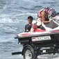 Atlet Jetski Indonesia, Aqsa Sutan Aswar tertunduk saat dievakuasi akibat mesin mati saat Final Moto4 Jetski kelas Runabout Limited Asian Games di Pantai Ancol, Jakarta, Jumat (24/8). Aqsa harus puas dengan perunggu. (Liputan6.com/Helmi Fithriansyah)