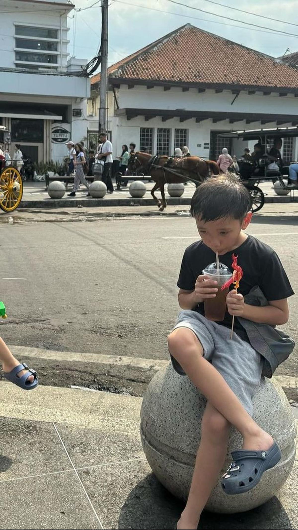 Anak-anak Zaskia Adya Mecca menemukan kebahagiaan dalam hal-hal sederhana seperti jajan gulali dan duduk santai di pinggir jalan.&nbsp;