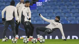 Pemain Real Madrid, Kylian Mbappe terjatuh saat mengontrol bola saat melakukan latihan resmi menjelang laga playoff Liga Champions 2024/2025 melawan Manchester City di Etihad Stadium, Manchester, Inggris, Selasa (11/02/2025) dini hari WIB. (AP Photo/PA/Martin Rickett)