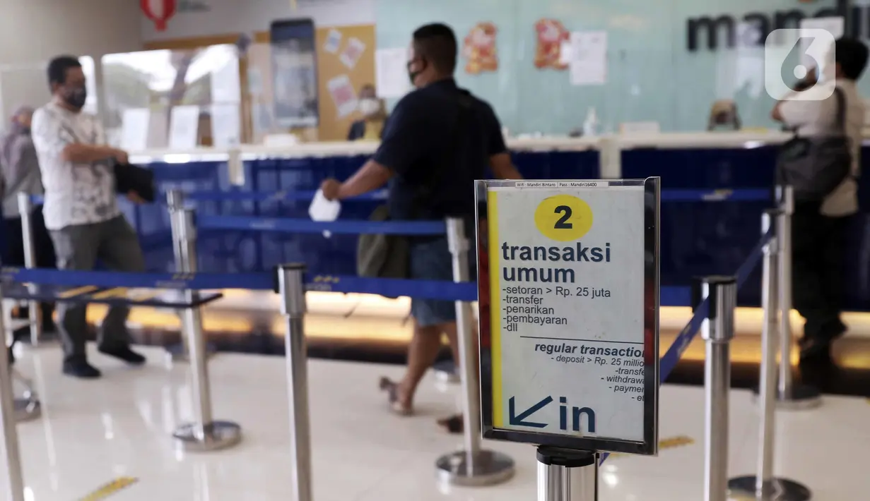 Nasabah melakukan transaksi perbankan di KCU Bank Mandiri Bintaro, Tangerang Selatan, Banten, Jumat (26/2/2021). Syarat 3 T yang ditetapkan LPS yakni Tercatat, Tingkat bunga simpanan tidak lebihi bunga penjaminan LPS, dan Tidak menyebabkan bank menjadi bank gagal. (Liputan6.com/Angga Yuniar)