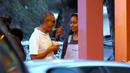 Presiden AS, Barack Obama berbincang dengan putri sulungnya, Malia sambil menikmati es serut saat libur Natal di Kailua, Hawai, AS, (24/12). Obama dan keluarganya akan berlibur selama 17 hari hingga awal Januari 2017. (REUTERS/Kevin Lamarque)