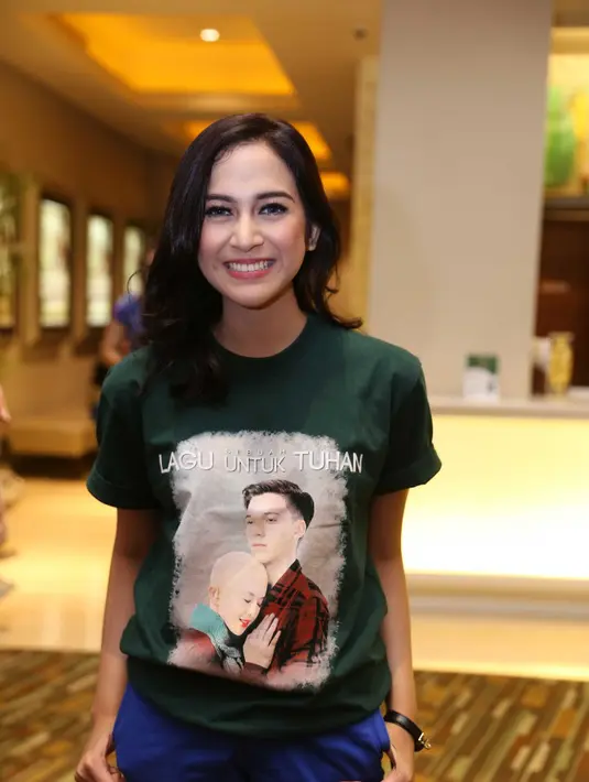 Sayangnya, Nina Zatulini belum mau menyebut tanggal pasti pernikahannya kepada awak media. Padahal, saat dilamar sang kekasih, ia sudah membicarakan soal hal itu dengan keluarga calon suaminya. (Nurwahyunan/Bintang.com)