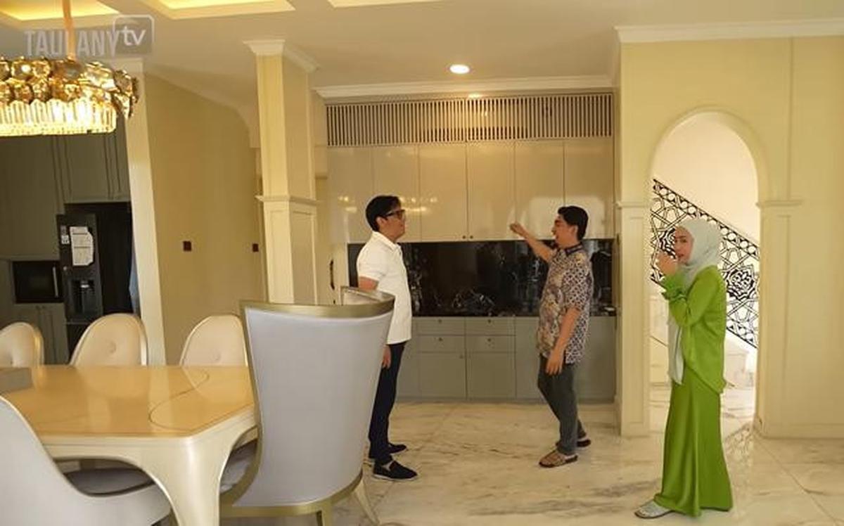 7 Potret Ruang Makan di Rumah Ustaz Solmed, Desainnya Mewah dan Cocok untuk Keluarga Modern